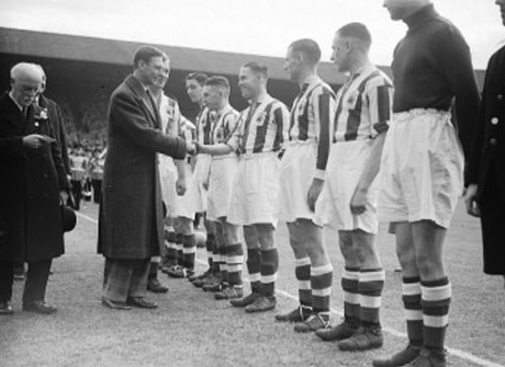A picture of the teams before the 1938 F.A. Cup Final